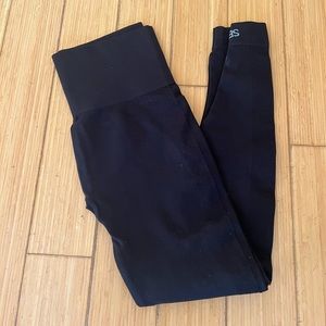 Sculptflex Set Active leggings in black.
